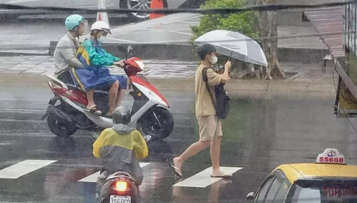 氣象站緊急訊息！高雄西南外海現中尺度渦旋 可能伴隨龍捲風、冰雹